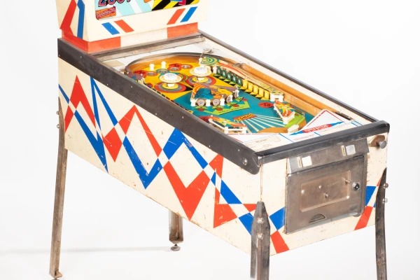 2001-525-34.jpg pinball machine - Preview image showing playfield artwork and design details