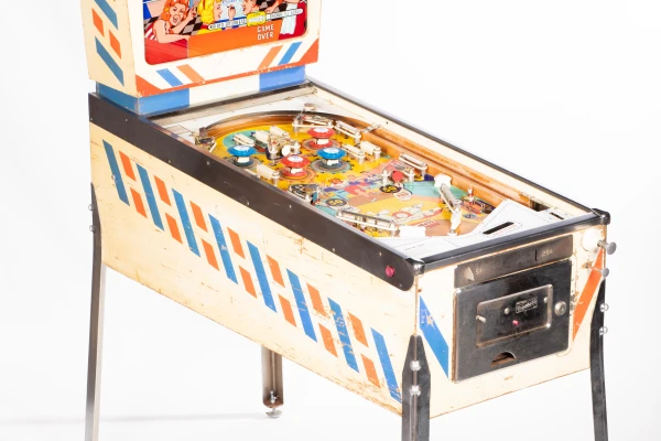bowling-queen-400-34.jpg pinball machine - Preview image showing playfield artwork and design details