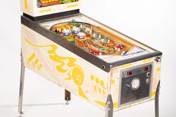 centigrade-37-185-34.jpg pinball machine - Preview image showing playfield artwork and design details