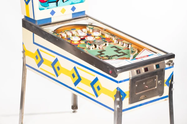 domino-151-34.jpg pinball machine - Preview image showing playfield artwork and design details