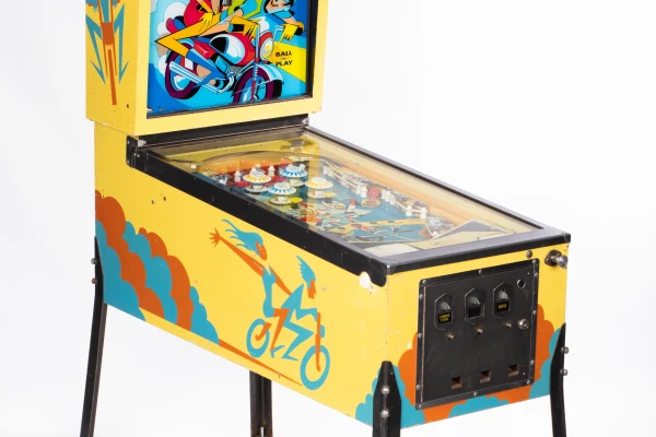 double-up-117-34.jpg pinball machine - Preview image showing playfield artwork and design details