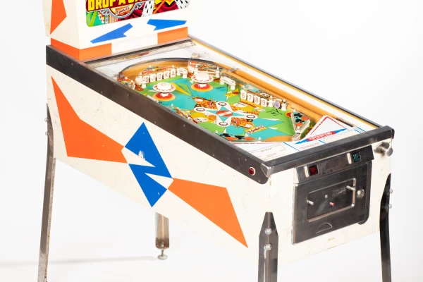 drop-a-card-611-34.jpg pinball machine - Preview image showing playfield artwork and design details