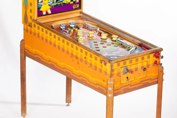 flying-high-258-34.jpg pinball machine - Preview image showing playfield artwork and design details