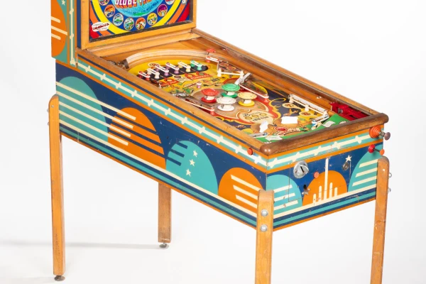 globe-trotter-224-34.jpg pinball machine - Preview image showing playfield artwork and design details
