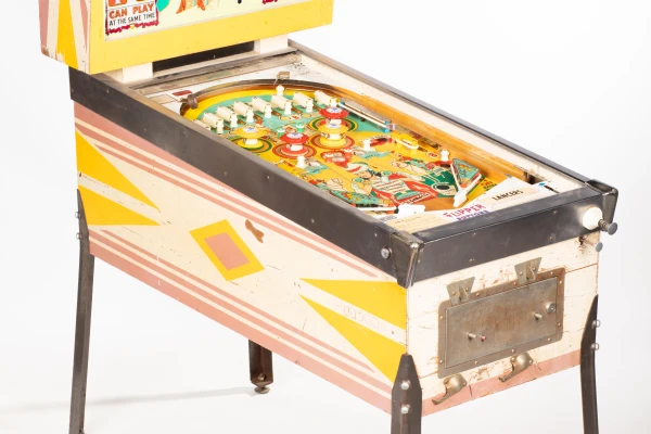 lancers-353-34.jpg pinball machine - Preview image showing playfield artwork and design details