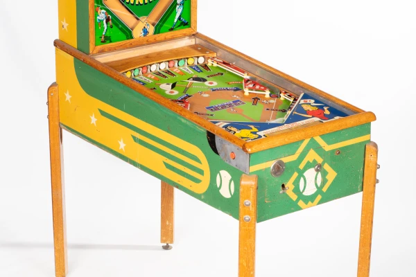 lucky-inning-222-34.jpg pinball machine - Preview image showing playfield artwork and design details