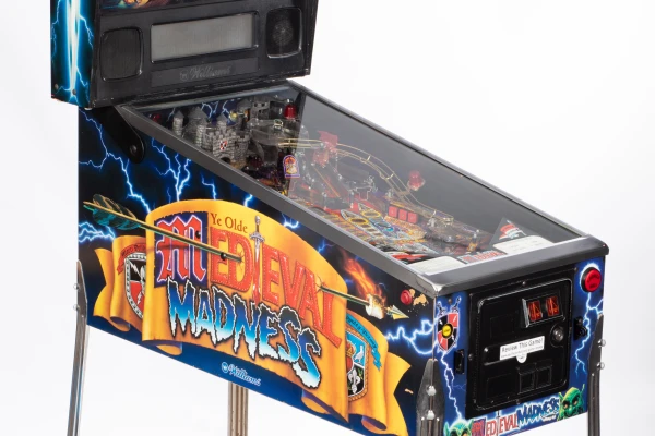 medieval-madness-957-34.jpg pinball machine - Preview image showing playfield artwork and design details