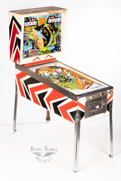 outer-space-1228-34.jpg pinball machine - Preview image showing playfield artwork and design details