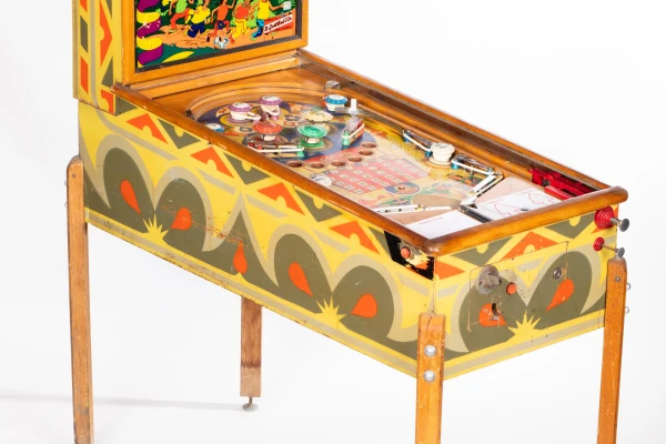 poker-face-320-34.jpg pinball machine - Preview image showing playfield artwork and design details