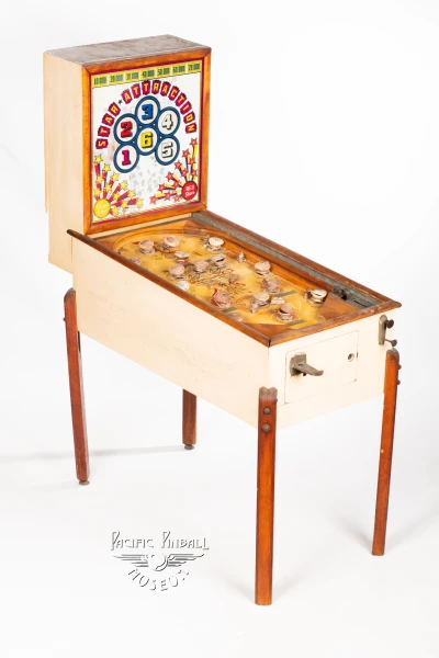 star-attraction-1227-34.jpg pinball machine - Preview image showing playfield artwork and design details