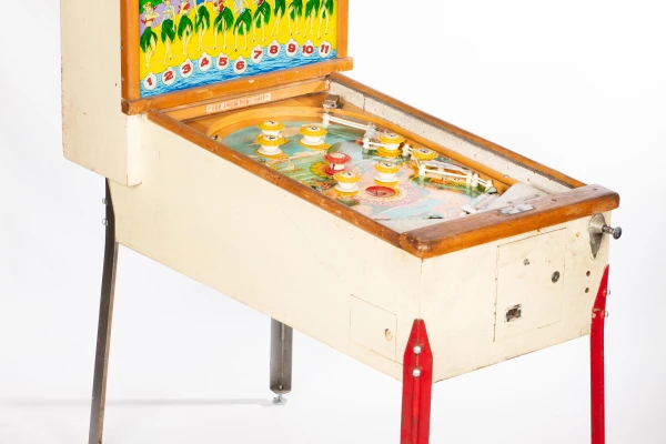 tropic-queens-914-34.jpg pinball machine - Preview image showing playfield artwork and design details