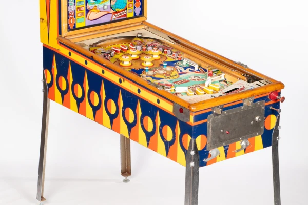 world-beauties-389-34.jpg pinball machine - Preview image showing playfield artwork and design details